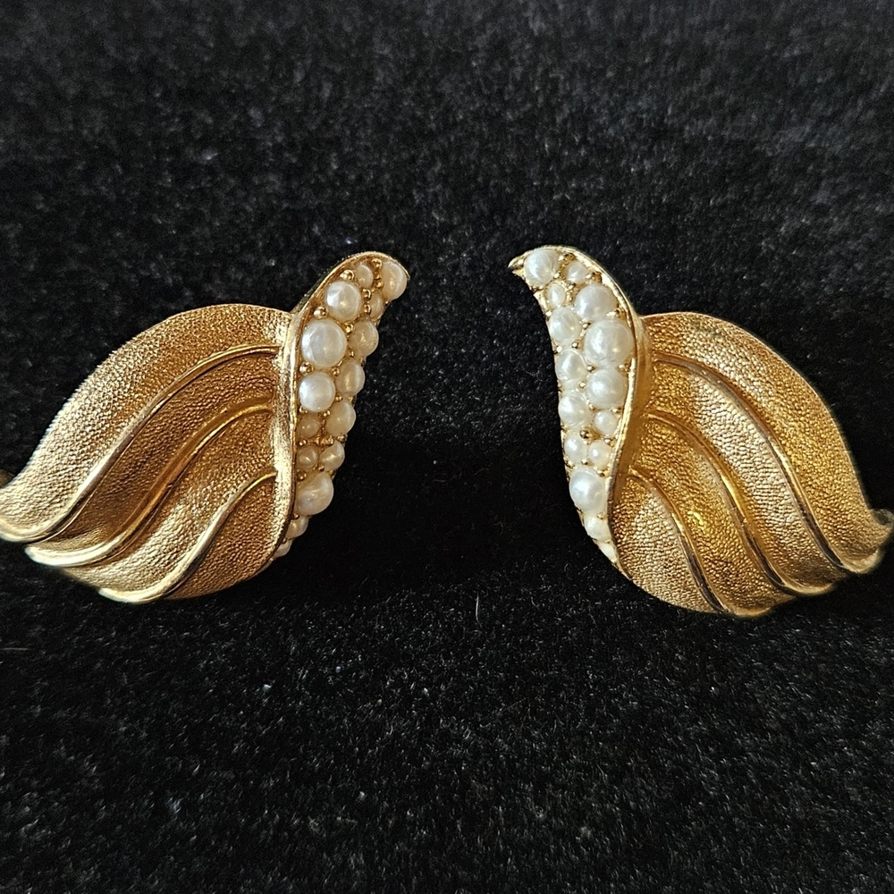 Vintage Crown Trifari Clip Earrings Gold Tone Filigree Faux Pearl Signed✨